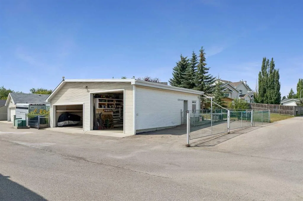 246 Mt Lorette Place SE, Calgary — photo 4 of 49