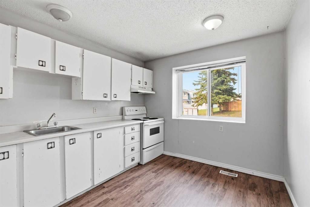 20 Georgian Villas NE, Calgary — photo 3 of 16
