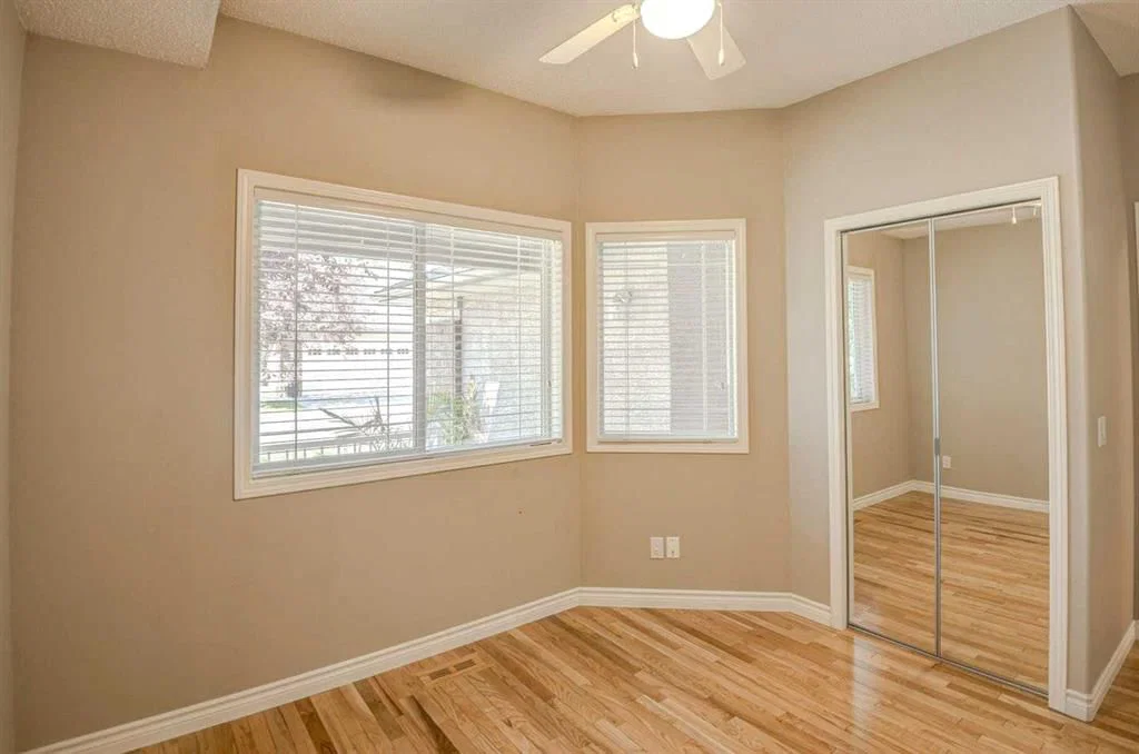 12 Straddock Villas SW, Calgary — photo 4 of 31