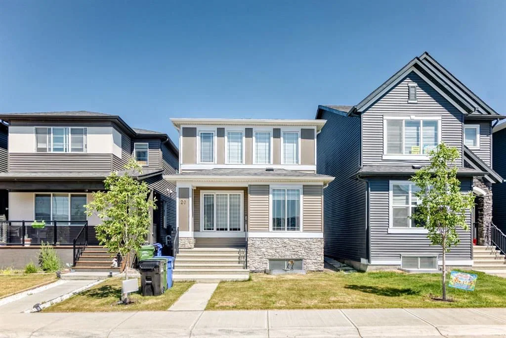 20 Corner Glen Avenue NE, Calgary — photo 3 of 44