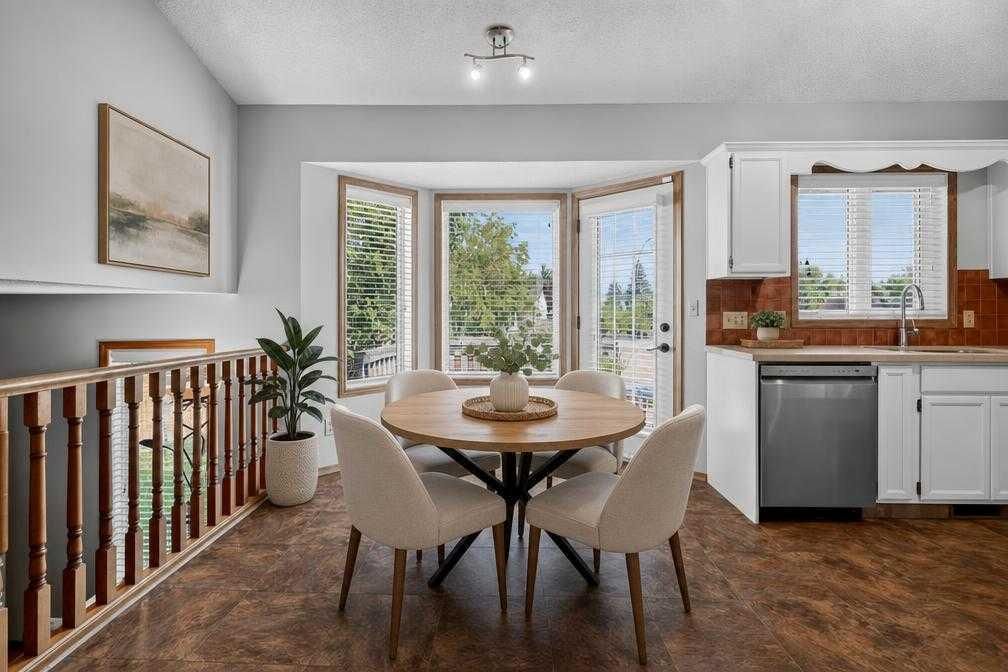 105 Riverview Court SE, Calgary — photo 4 of 44