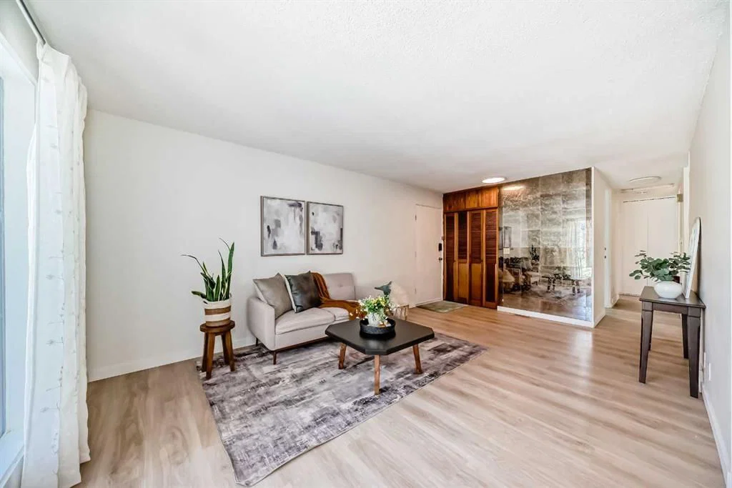 7807 20A Street SE, Calgary — photo 4 of 39
