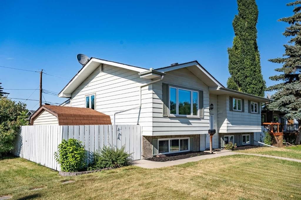 4 Arlington Bay SE, Calgary — photo 3 of 42