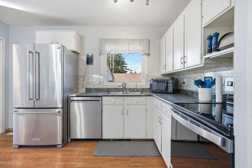 4 Arlington Bay SE, Calgary — photo 5 of 42