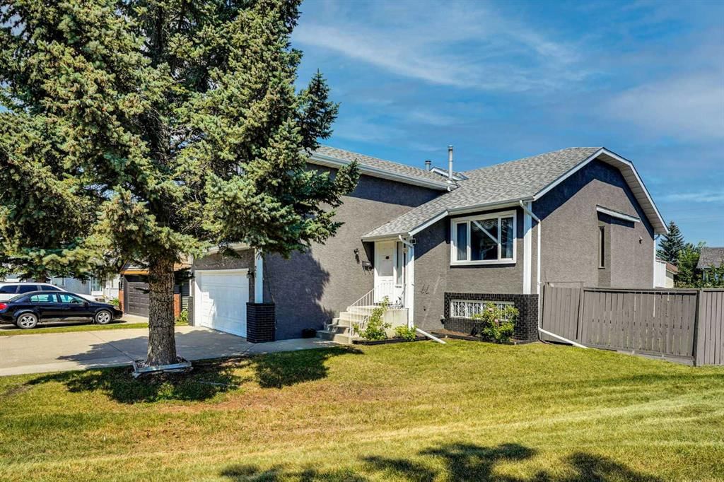 21 La Valencia Green NE, Calgary — photo 4 of 48