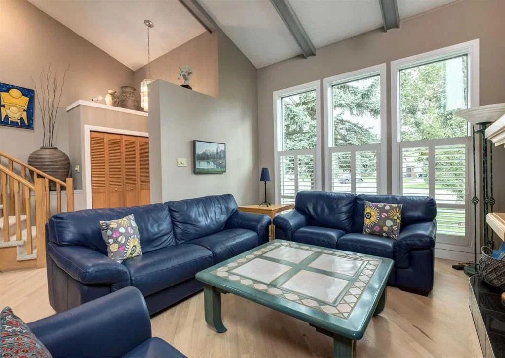 111 Hawksbrow Drive NW, Calgary — photo 4 of 50
