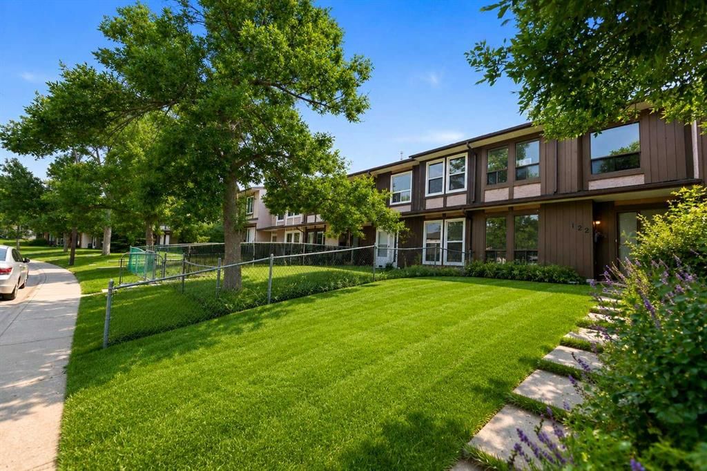 122 Berkley Way NW, Calgary — main listing photo