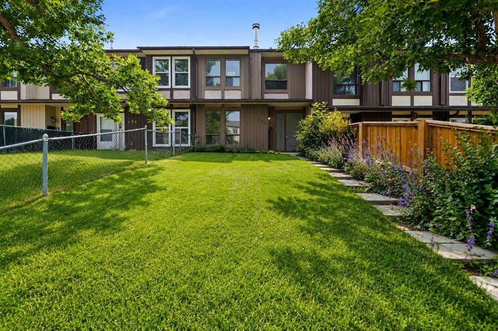 122 Berkley Way NW, Calgary — photo 3 of 31