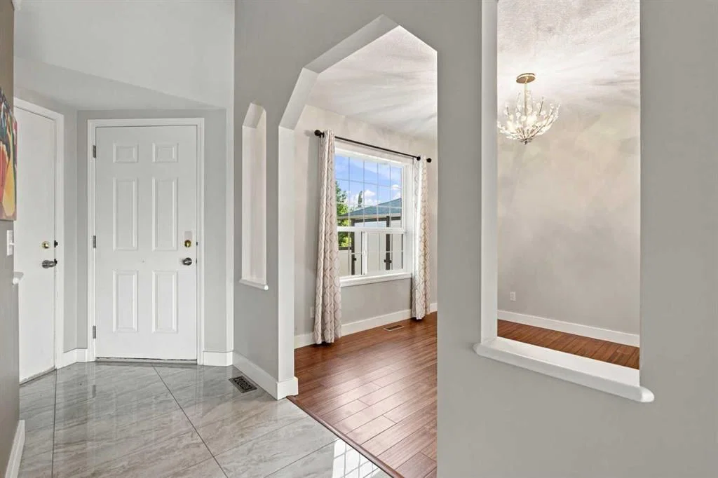 541 Citadel Meadow Bay NW, Calgary — photo 4 of 49