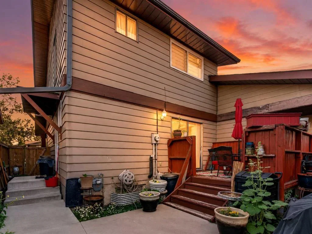 4726 44 Avenue NE, Calgary — main listing photo