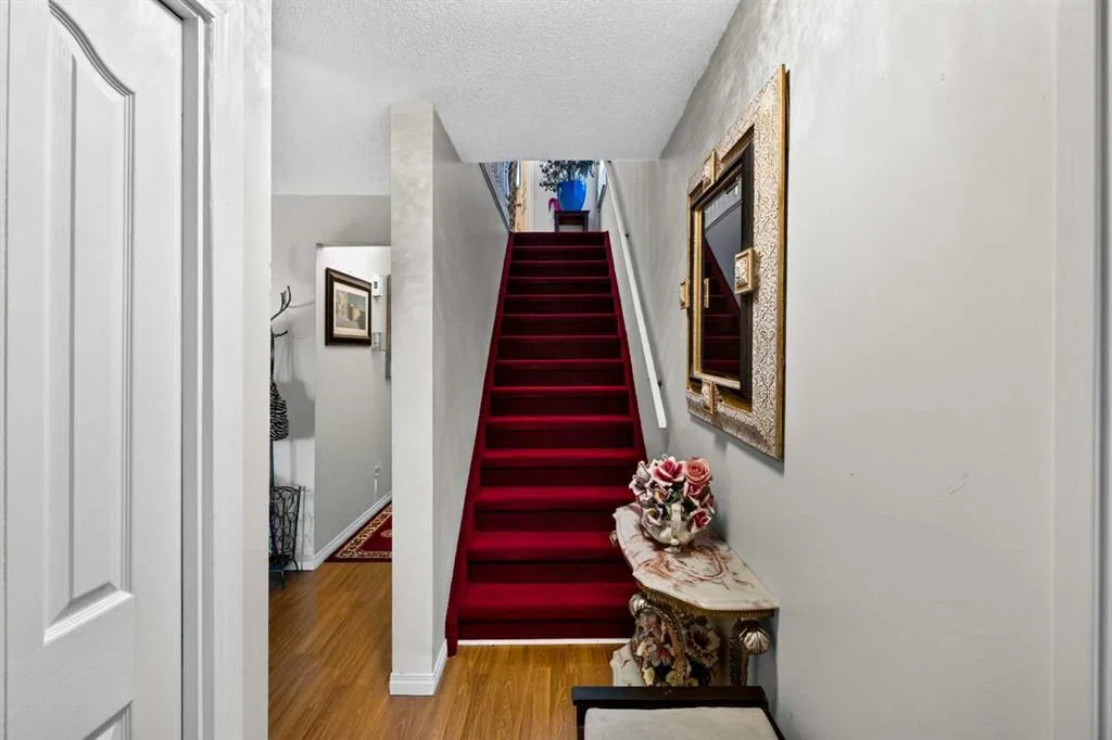 4726 44 Avenue NE, Calgary — photo 3 of 49