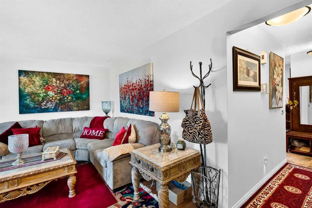 4726 44 Avenue NE, Calgary — photo 4 of 49