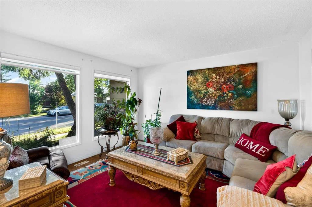 4726 44 Avenue NE, Calgary — photo 5 of 49
