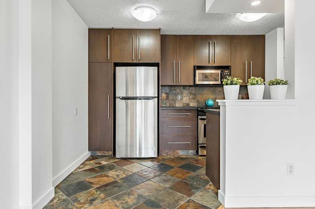 402, 2220 16A Street SW, Calgary — photo 3 of 23