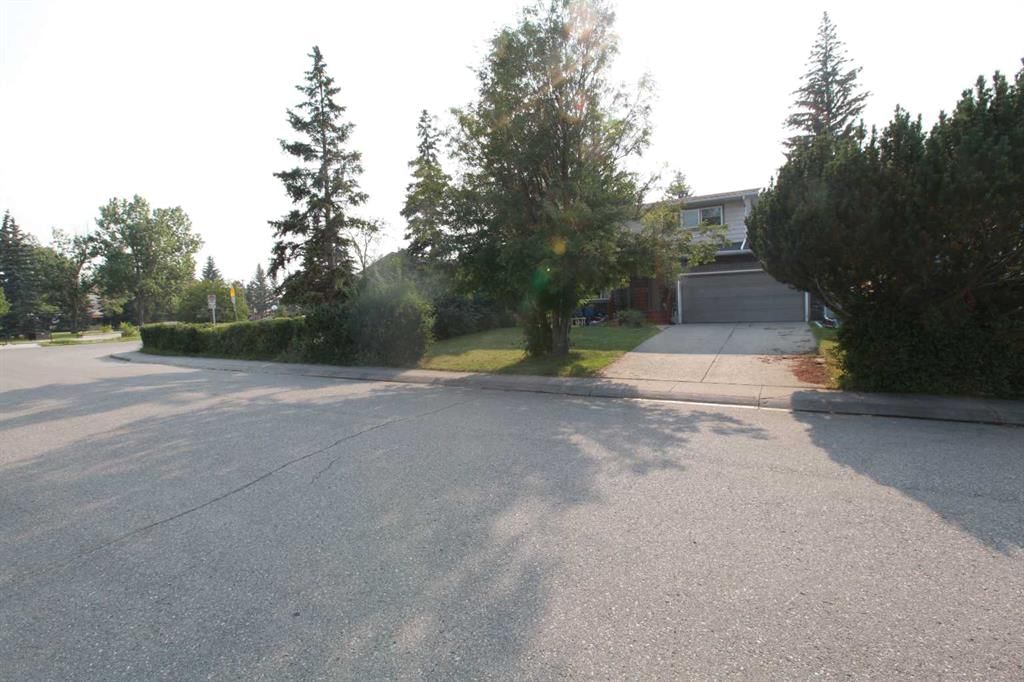 7331 Keewatin Street SW, Calgary — photo 5 of 19