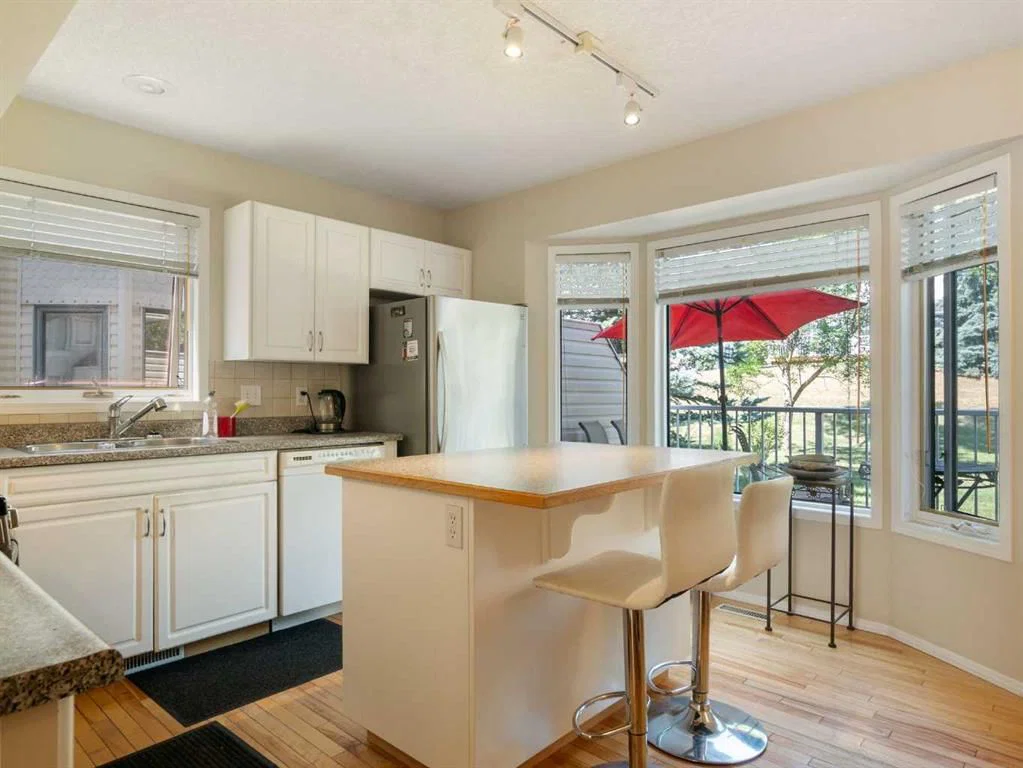81 Prominence View SW, Calgary — photo 3 of 37
