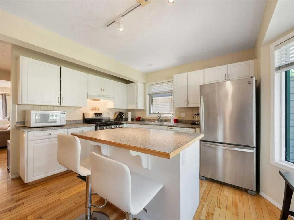 81 Prominence View SW, Calgary — photo 4 of 37