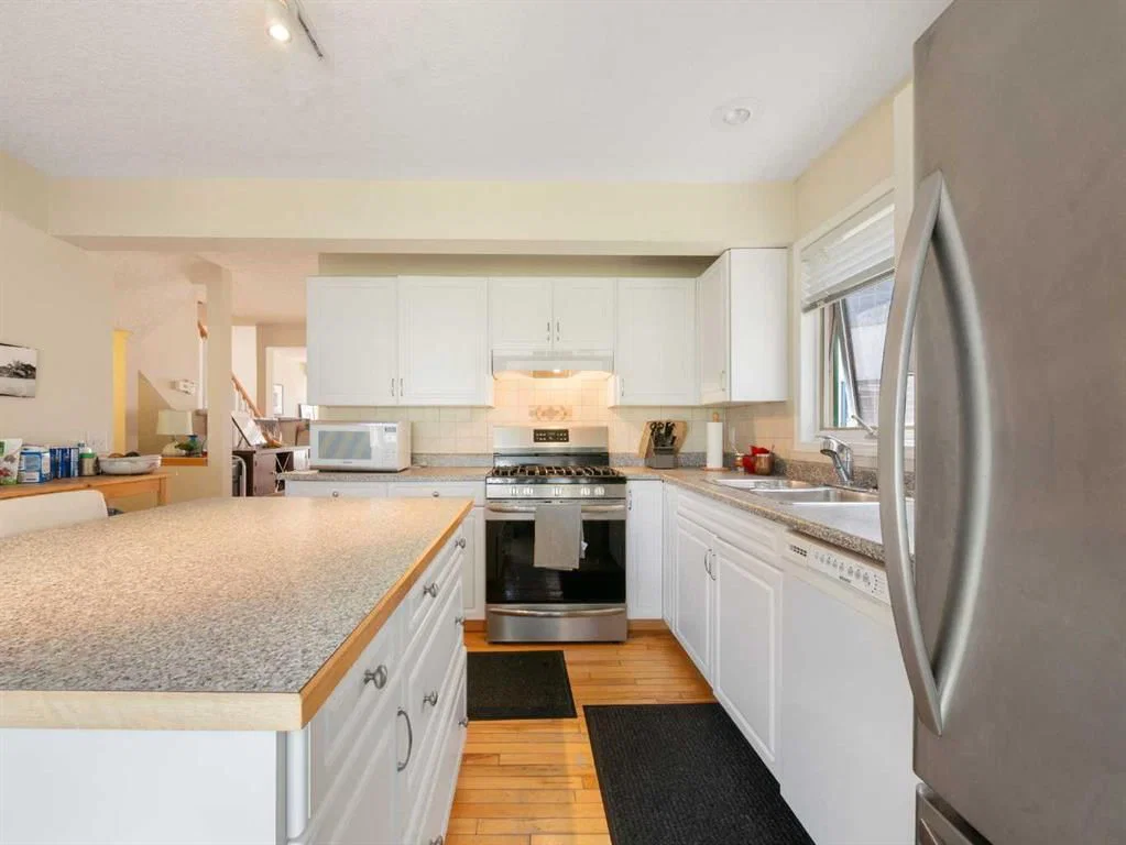 81 Prominence View SW, Calgary — photo 5 of 37