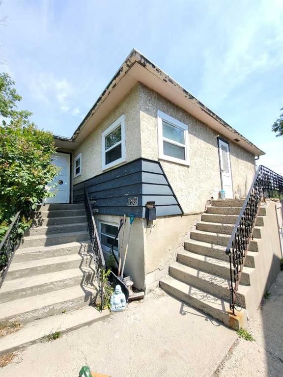 2522 17 Street SE, Calgary — main listing photo