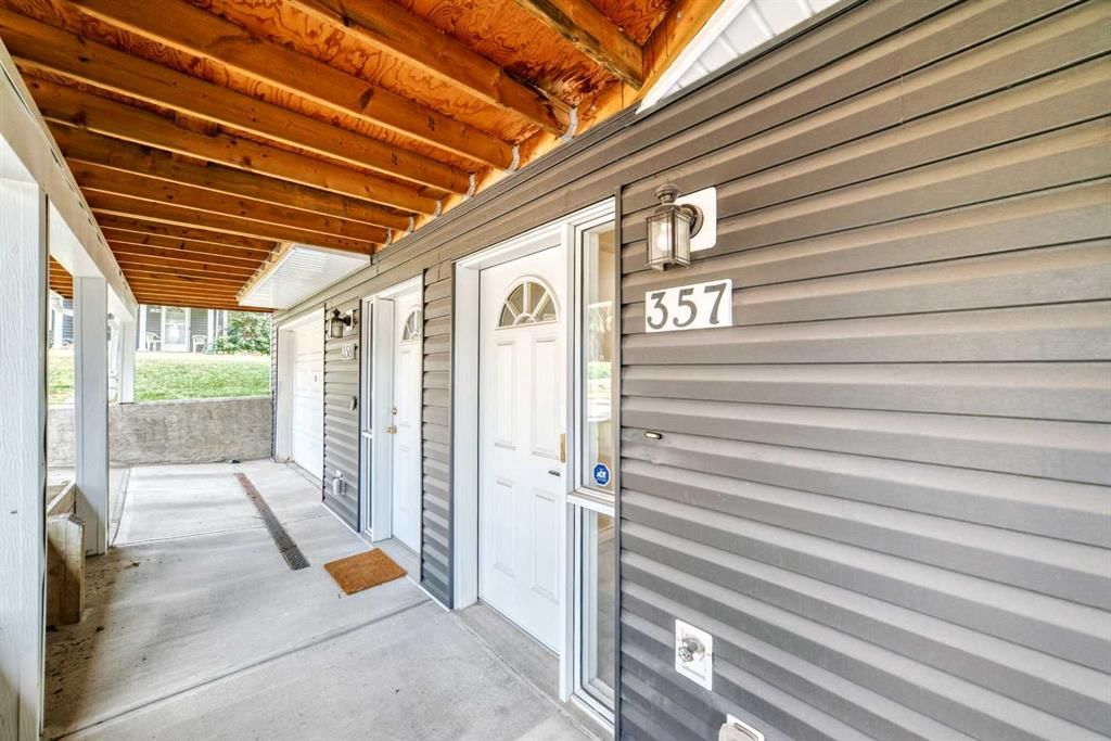 357 Regal Park NE, Calgary — photo 4 of 38