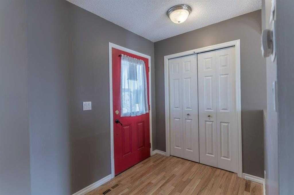 57 Royal Birch Crescent NW, Calgary — photo 2 of 30