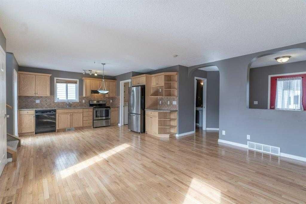 57 Royal Birch Crescent NW, Calgary — photo 5 of 30