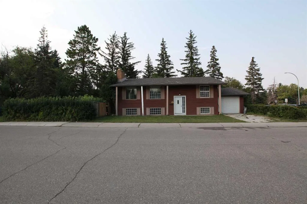 904 73 Avenue SW, Calgary — photo 4 of 14