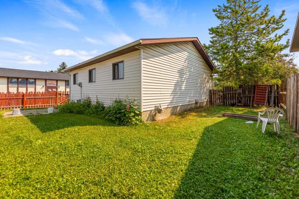 6772 Temple Drive NE, Calgary — photo 2 of 27