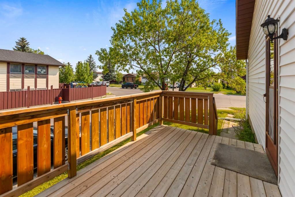 6772 Temple Drive NE, Calgary — photo 3 of 27