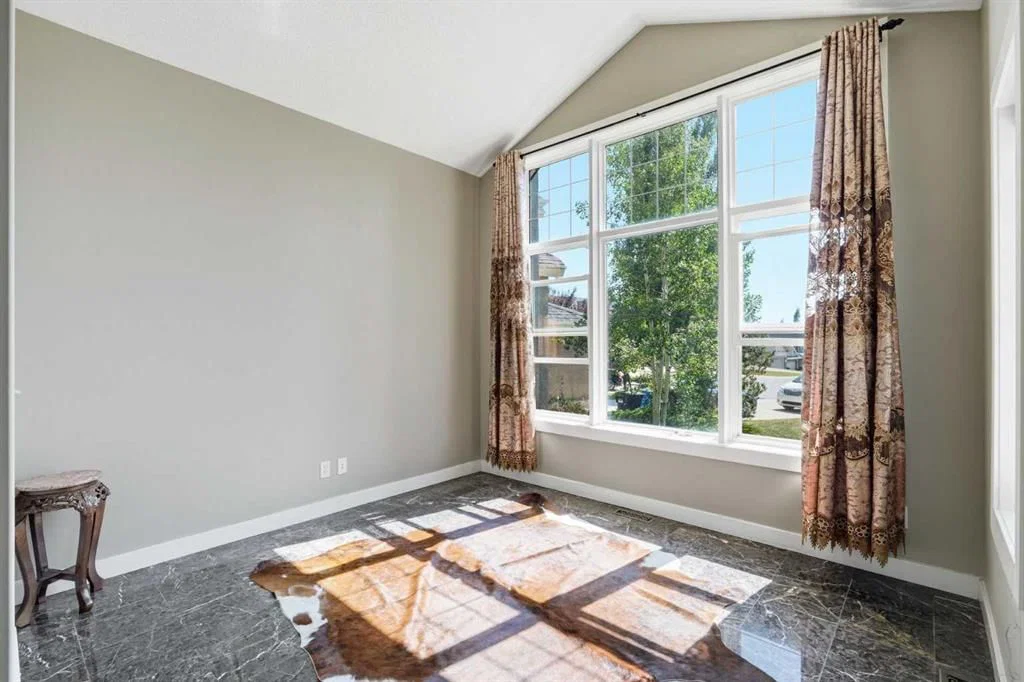 242 Tusslewood Grove NW, Calgary — photo 5 of 44