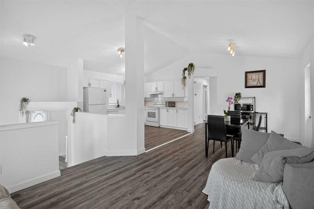 113 Mt Lorette Place SE, Calgary — photo 5 of 49