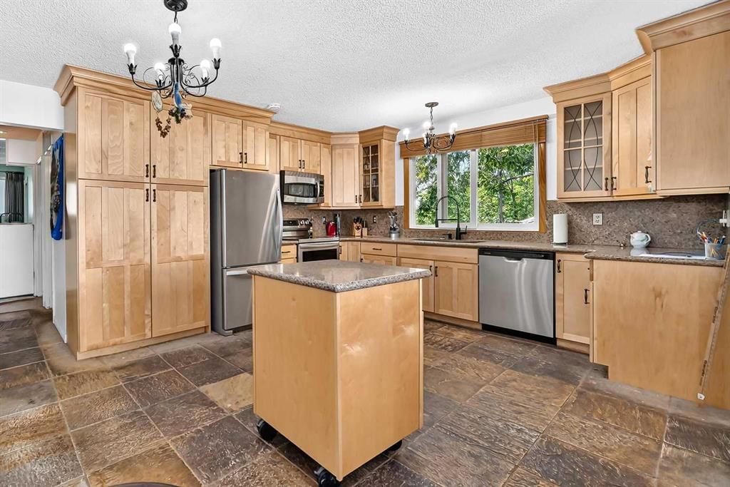 350 Silver Ridge Crescent NW, Calgary — photo 2 of 8