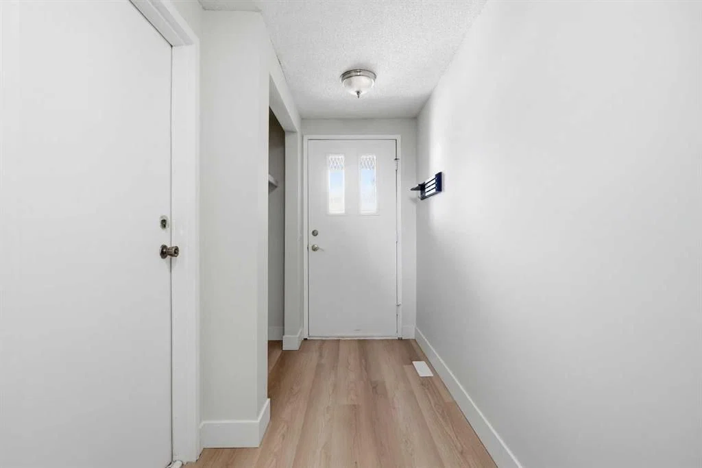 7003 Ranchero Road NW, Calgary — photo 5 of 48