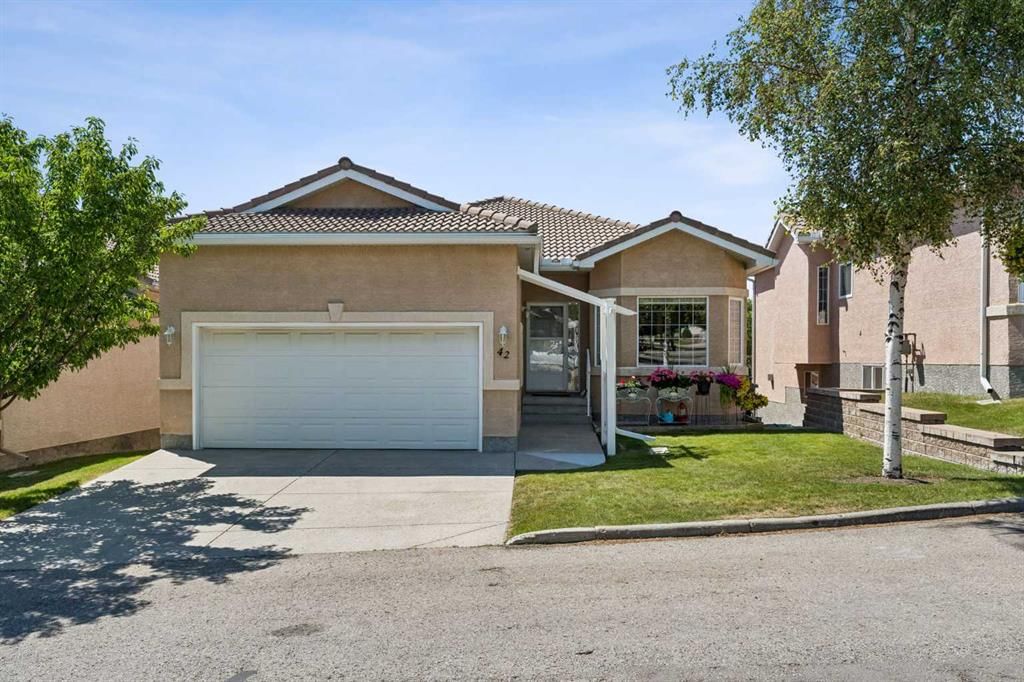 42 Scimitar Circle NW, Calgary — main listing photo