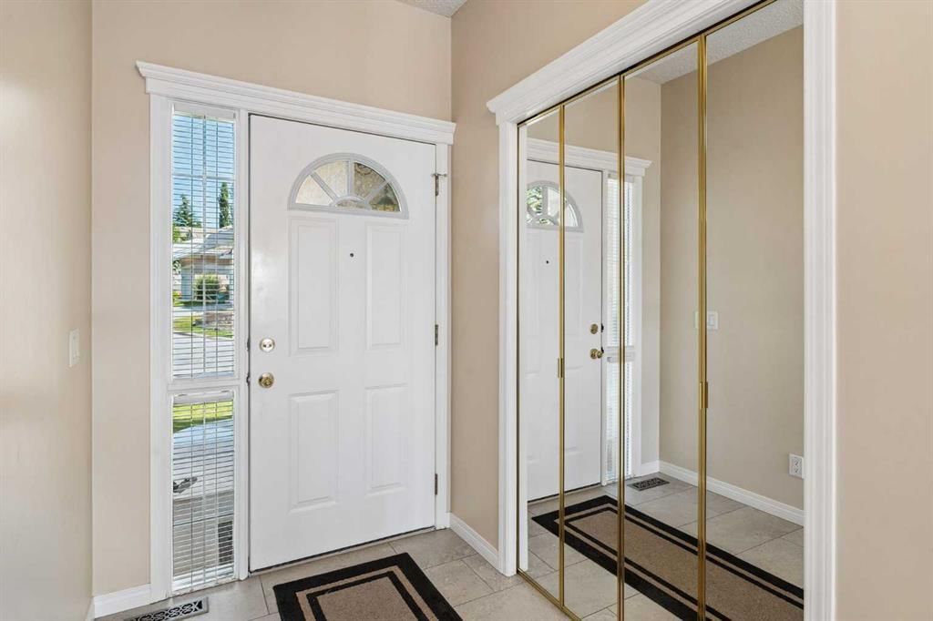 42 Scimitar Circle NW, Calgary — photo 3 of 40