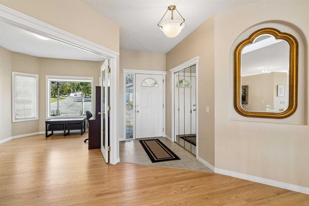42 Scimitar Circle NW, Calgary — photo 4 of 40