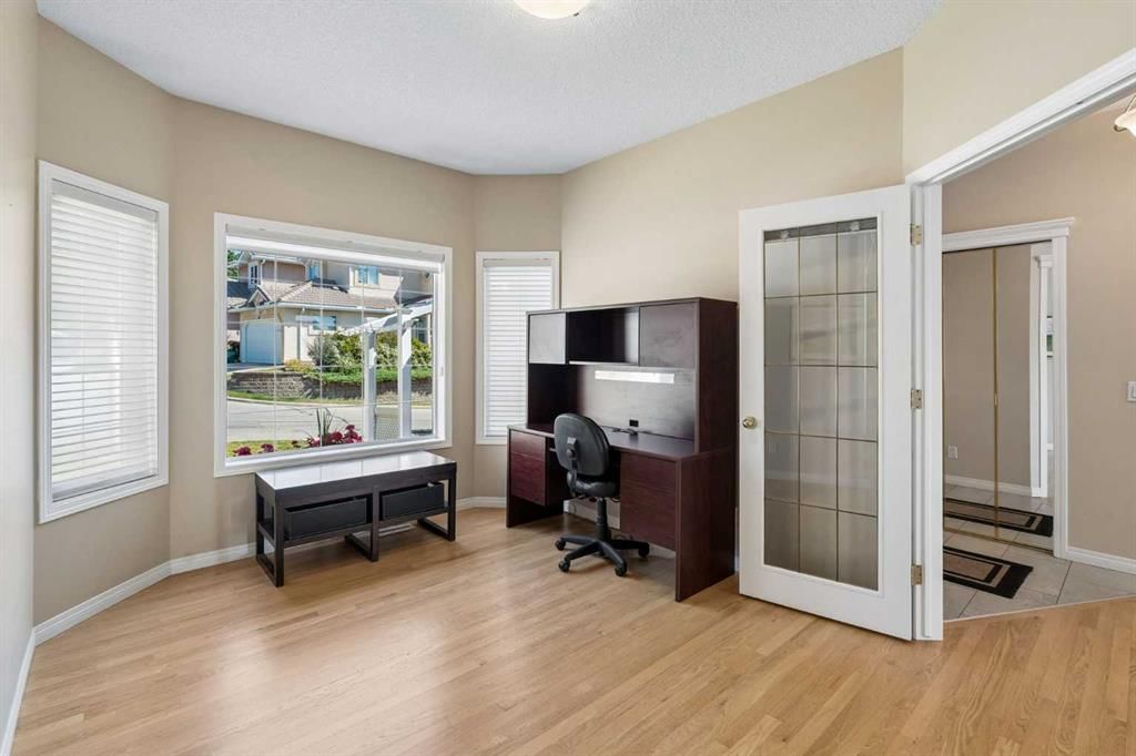 42 Scimitar Circle NW, Calgary — photo 5 of 40