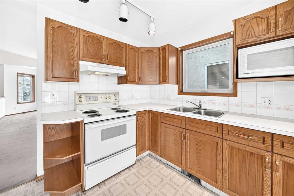 396 Hawkstone Drive NW, Calgary — photo 3 of 36