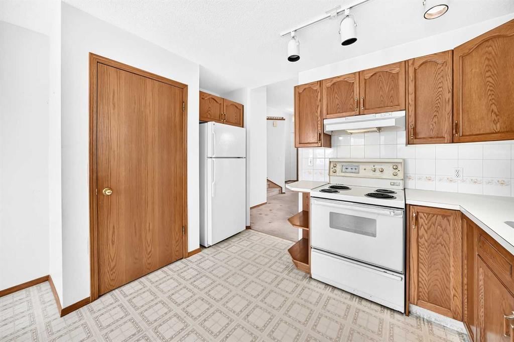 396 Hawkstone Drive NW, Calgary — photo 4 of 36