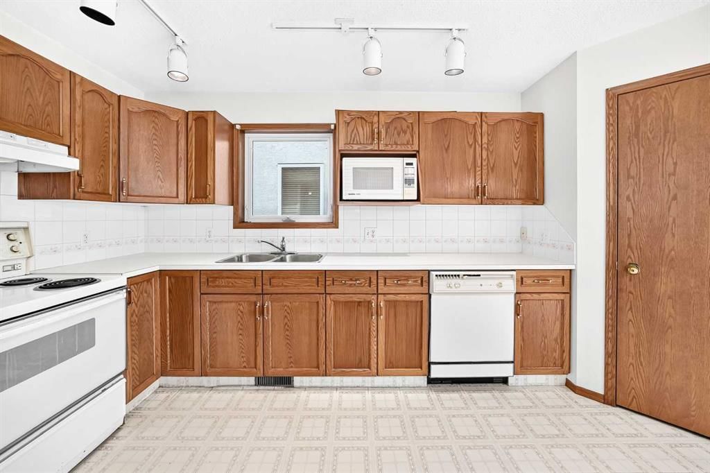 396 Hawkstone Drive NW, Calgary — photo 5 of 36