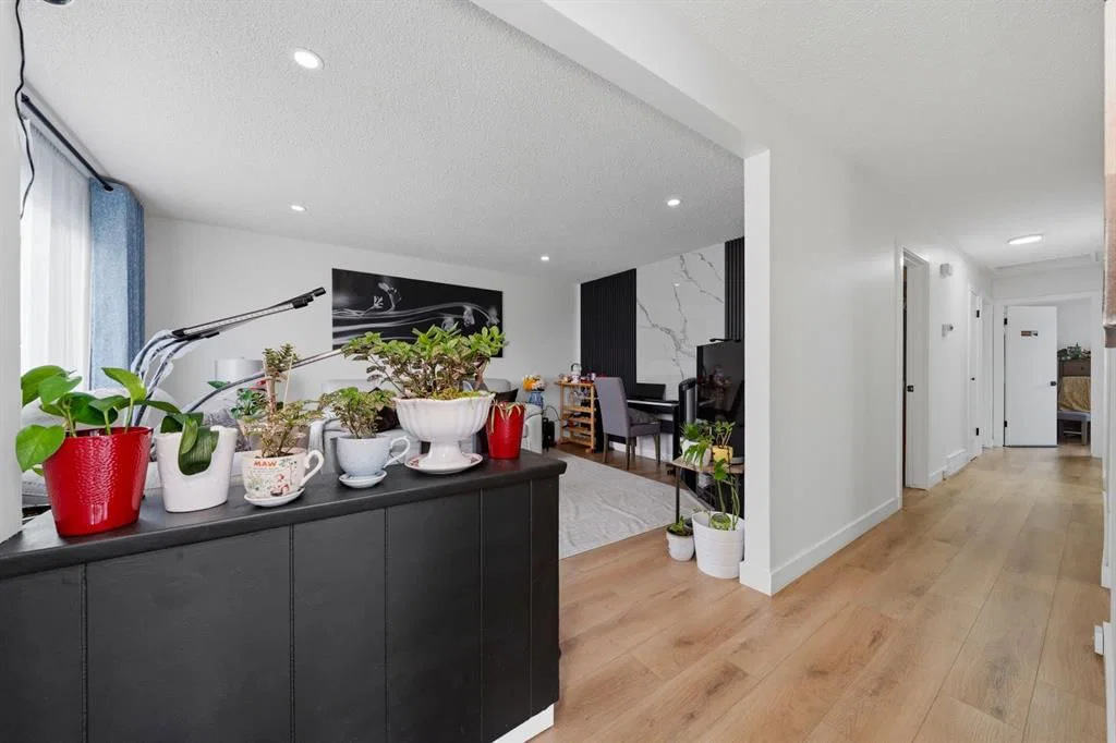 4123 30 Avenue SE, Calgary — photo 3 of 38