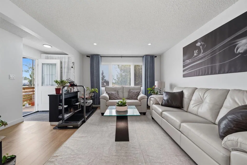 4123 30 Avenue SE, Calgary — photo 5 of 38