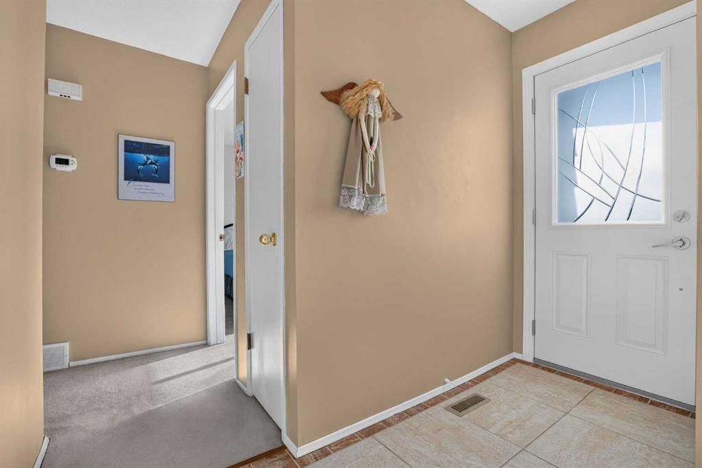 172 Queensland Road SE, Calgary — photo 4 of 50