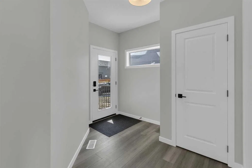 172 Starling Place NW, Calgary — photo 2 of 36