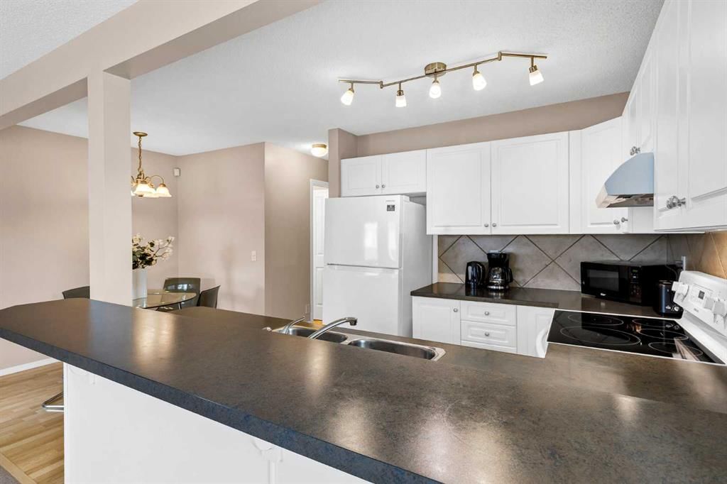 17 Country Village Circle NE, Calgary — photo 4 of 40