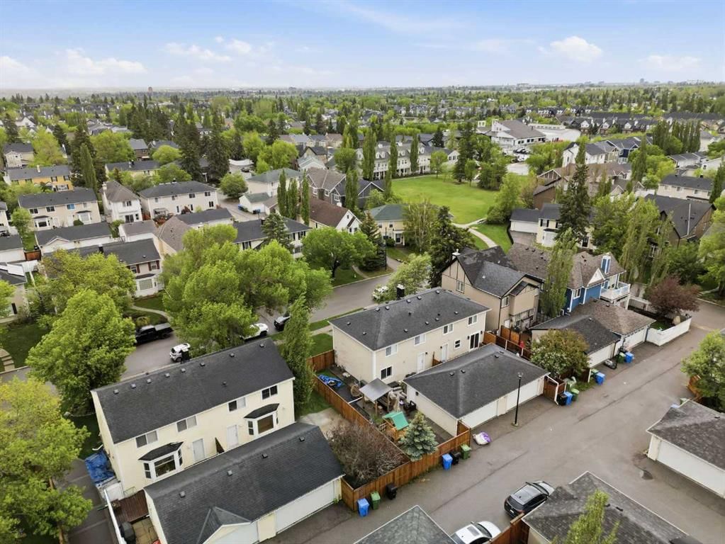 172 Somme Manor SW, Calgary — main listing photo