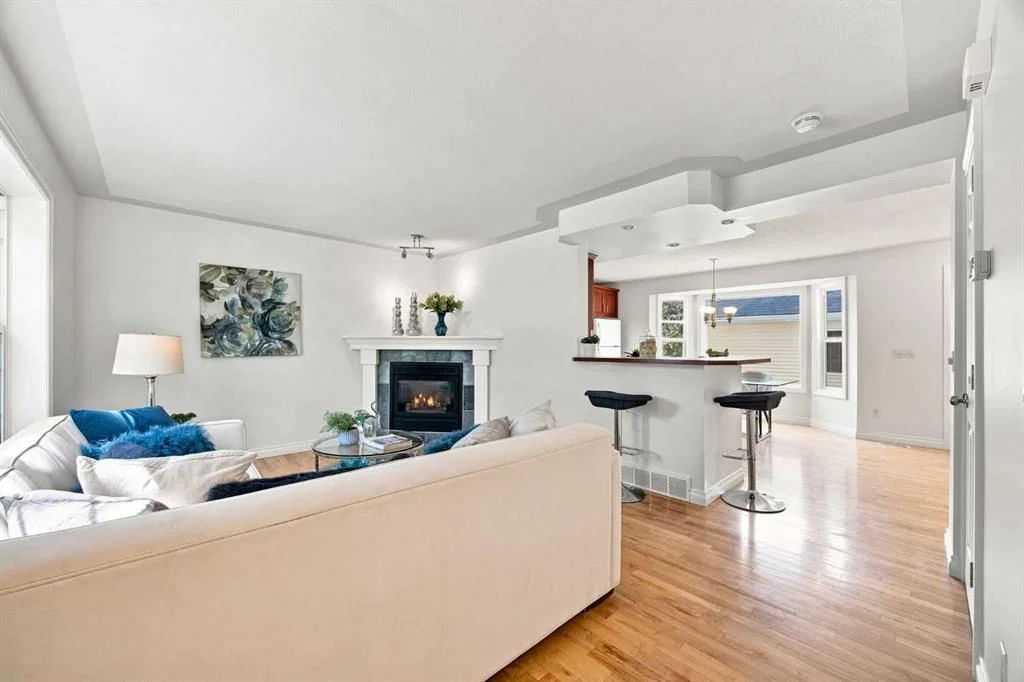 172 Somme Manor SW, Calgary — photo 4 of 37