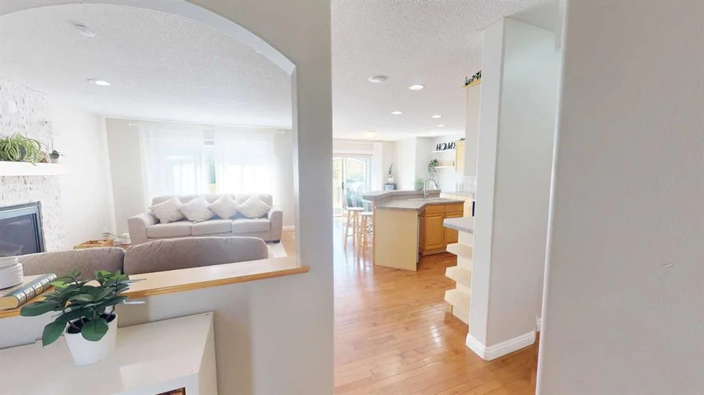47 Chapman Circle SE, Calgary — photo 4 of 31