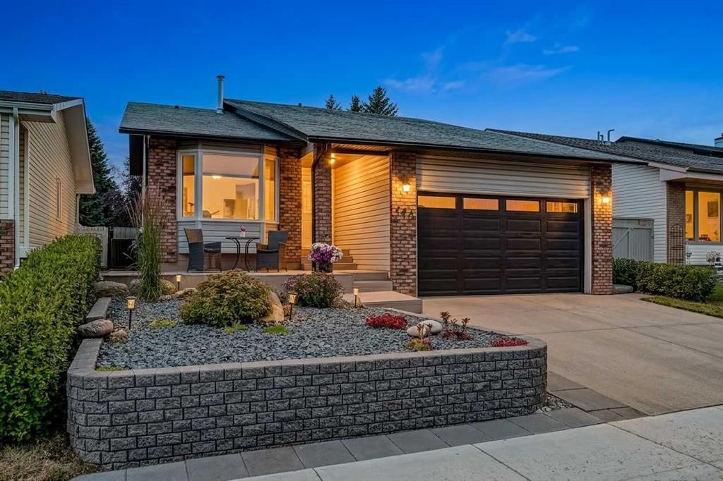 140 Woodglen Way SW, Calgary — photo 2 of 39