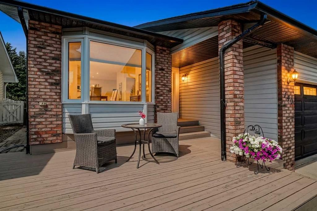 140 Woodglen Way SW, Calgary — photo 3 of 39